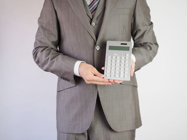 査定をするビジネスマン