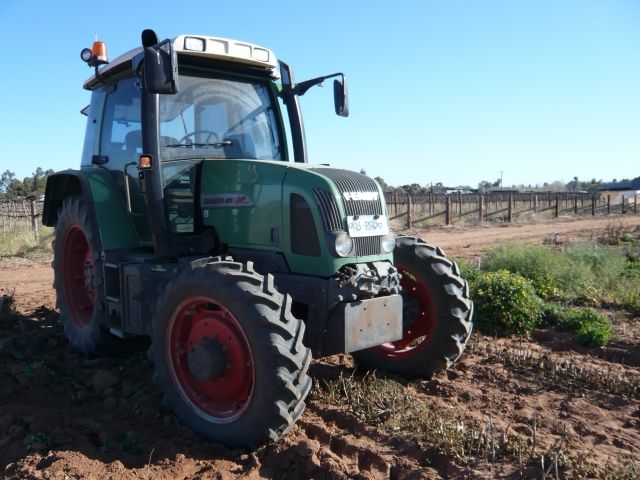 畑に置かれたトラクター