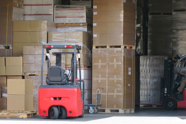 フォークリフトで荷物を運ぶ