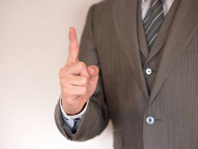 売却について説明するビジネスマン