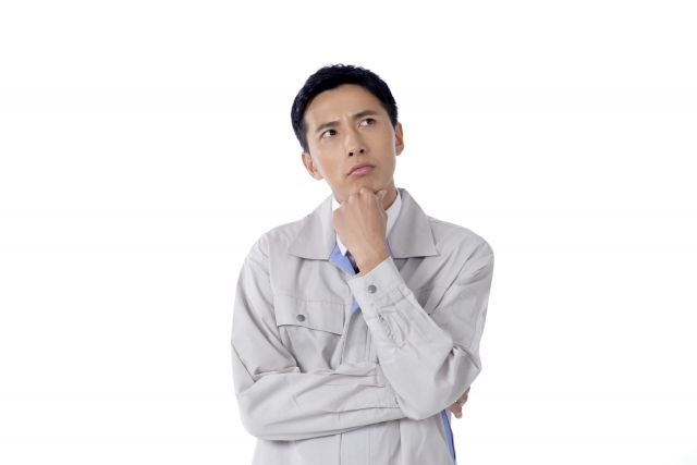 建機と重機について考える男性