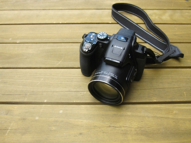 床に置かれたカメラ